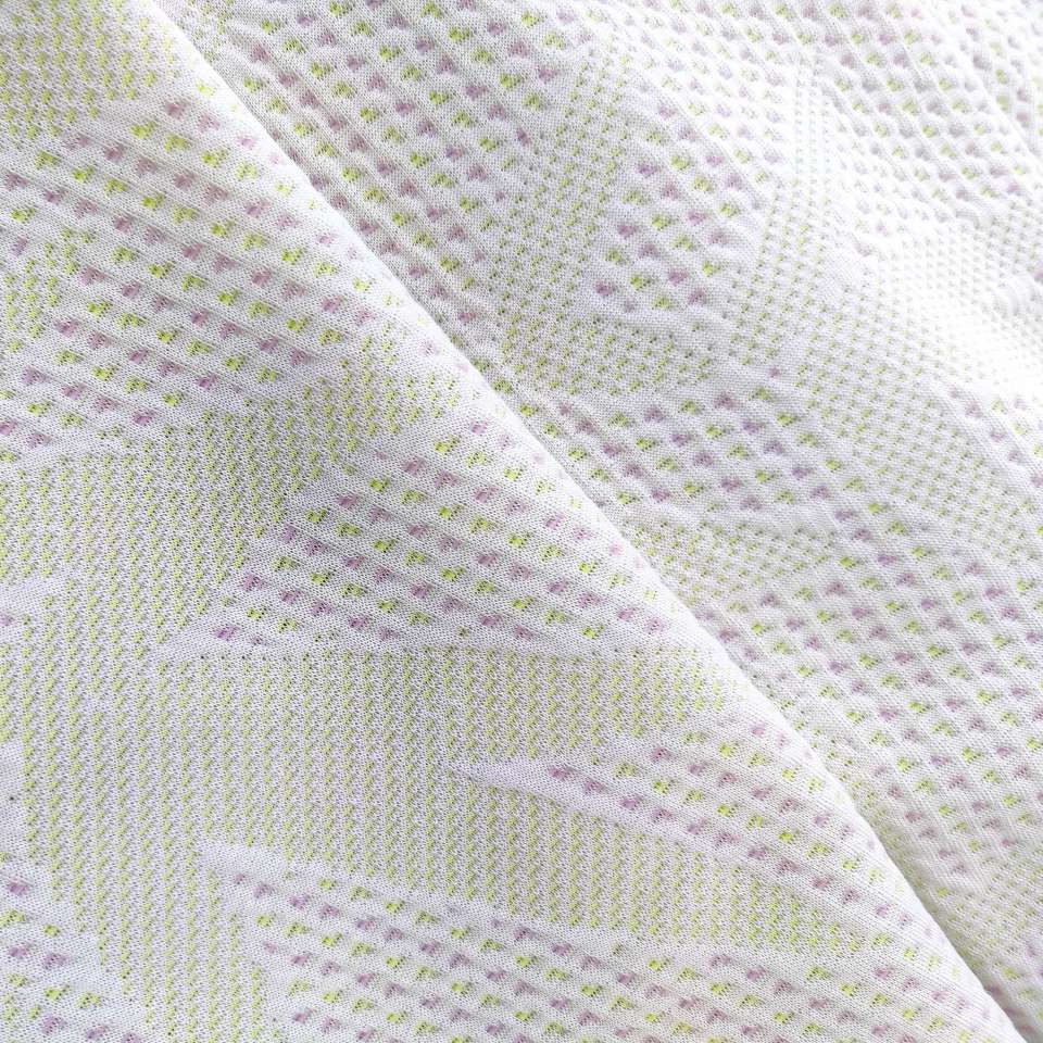 Gros plan d’un textile de matelas texturé, illustrant la diversité des solutions et leurs bienfaits. 
