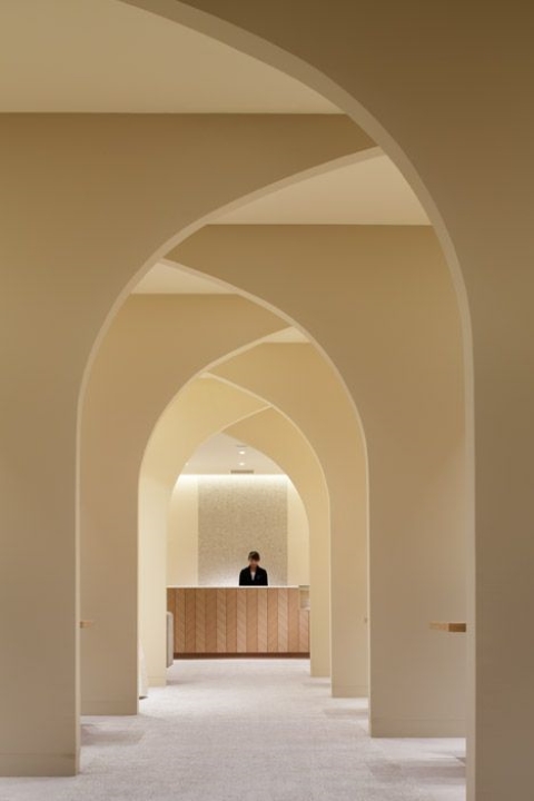 Intérieur aux arches modernes, représentant les textiles de matelas innovants, adaptés à différents secteurs. 